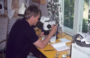 1982-Niels-Willumsen-in-his-summerhouse-in-Zweden